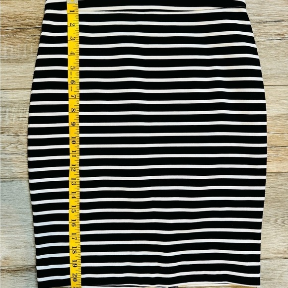 Women’s White House| Black Market Retro Striped Body-con Pencil Skirt Size 2 NWT - Picture 5 of 7